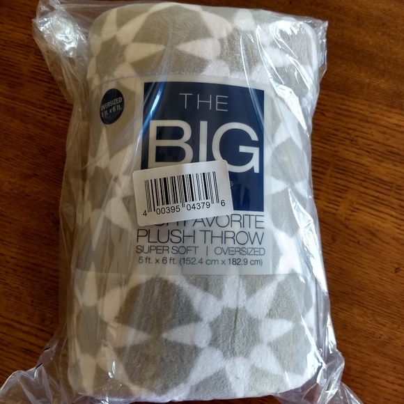 Plush throw blanket. 5 by 6 feet. Super soft! - Picture 4 of 8